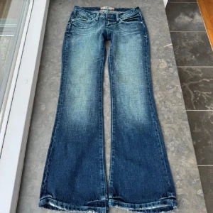 Blå jeans med broderade bakfickor från G-Lab (redan köpta) - Snygga blå jeans från G-Lab med unika broderade detaljer på bakfickorna. Coola Lågmidjade bootcut jeans💗 Tyvärr passade de inte mig för av inga bilder på🙏 skriv om frågor🔥 pris går att diskuteras!!🩷💗Dragkedjan är lite trasig men absolut inget man tänker på då den är så liten☀️🥶