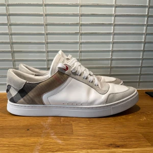 Burberry skor - Säljer nu dessa riktigt snygga brunett skor i storlek 42 men sitter som 43. Dom är i ett helt okej skick men lite smuts här o där som man kan se på bilderna. Hör av er vid frågor eller vid funderingar🤩pris kan självklart diskuteras!!