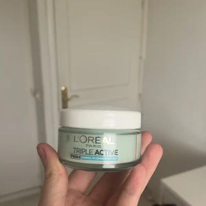 L'Oréal Paris Triple Active Fresh - Fuktighetskräm från L'Oréal Paris för normal till kombinerad hud. Kommer i en glasburk med vit skruvlock och innehåller 50 ml. Perfekt för att återfukta och fräscha upp huden. kolla gärna in mina andra annonser!⤵️✨