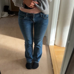 low waist jeans LTB - Säljer dessa par snygga blå jeans från LTB, modell Roxy i storlek 26/30. dom har fått en liten spricka där bak men som är lagad bra och noggrant som knappast syns. vill få dom sålda fort så pris går att diskutera:) 