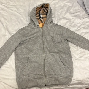 Burberry hoodie  - Säljer nu min burberry zip hoodie. Bra skick o knappt använd. Om du vill ha mer bilder o andra frågor är det ba säga till
