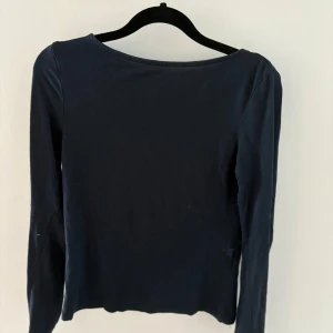 Svart långärmad topp från 157 - Säljer en stilren mörk blå långärmad topp från 157. 