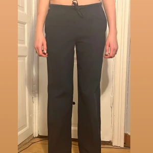 Mörkblåa linnebyxor💙 - Säljer dessa mörkblåa linnebyxor i fint skick. Bekväma och passar till sommaren. Hör av dig vid intresse💓