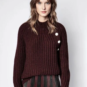 Zadig Voltaire stickad tröja  - Säljer en snygg vinröd stickad tröja med  vita knappar längs axeln. Tröjan är stickad och i mycket bra skick. From Zadig Voltaire. Nypris runt 4000