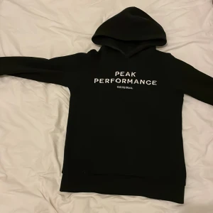 Peak performance hoddie - Riktig snygg hoddie vid storlek 150cm. Pris kan diskuteras!!