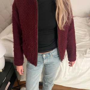 Vinröd teddyjacka - Jätte fin typ av teddy jacka! tyvärr lite nopprig men det går enkelt att ta bort med en noppermaskin som kan göras innan den skickas💞 pris kan diskuteras😇