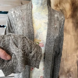 Super fin stickad kofta från Denim & Supply Ralph Lauren - Mycket fin luftig lång kofta från Ralph Lauren i stl M. (Kollektion denim & supply, ovanlig!) Mycket fint skick! Lappen med tvättråd är bortklippt då den störde. Koftan är i lent stickat material av viskos/linne. Fler bilder fås vid efterfrågan 🫶🏻 jätte fint skick. Grå brun färg.