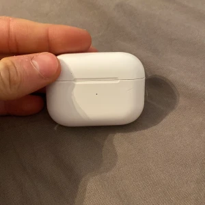 Airpods skal  - Endast ladd skalet för ett billigt pris man får med boxen och klistermärkena
