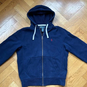 Polo zip - Polo ralph lauren| storlek S| jättefint skick inga defekter| pris ej hugget| 🍾🍾🍾🍾🍾🍾🍾🍾🍾