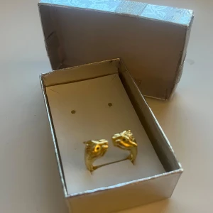 Guldfärgad ring  - Ej äkta guld