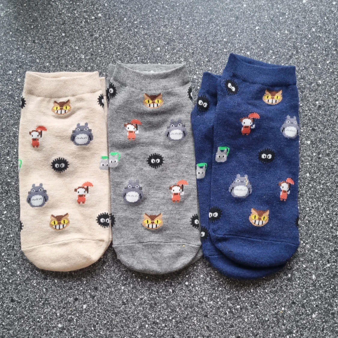 Färgglada ankelstrumpor med Totoro karaktärsmotiv