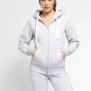 Russemerch grå zip hoodie - Säljer en grå zip hoodie från russemerch. Jätteskön😍helt ny, säljer då jag vill ha en annan storlek