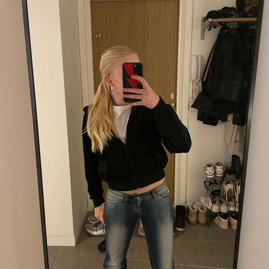 Svart hoodie från Kappahl