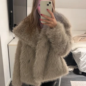 Pälsjacka - Super fin pälsjacka, inga defekter ❤️lånad bild