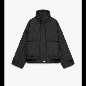 Svart quiltad jacka från Zara - Den trendiga jackan från Zara som är helt oanvänd med prislappen på. Säljs pga att den inte har kommit till användning då jag har flera svarta jackor. 