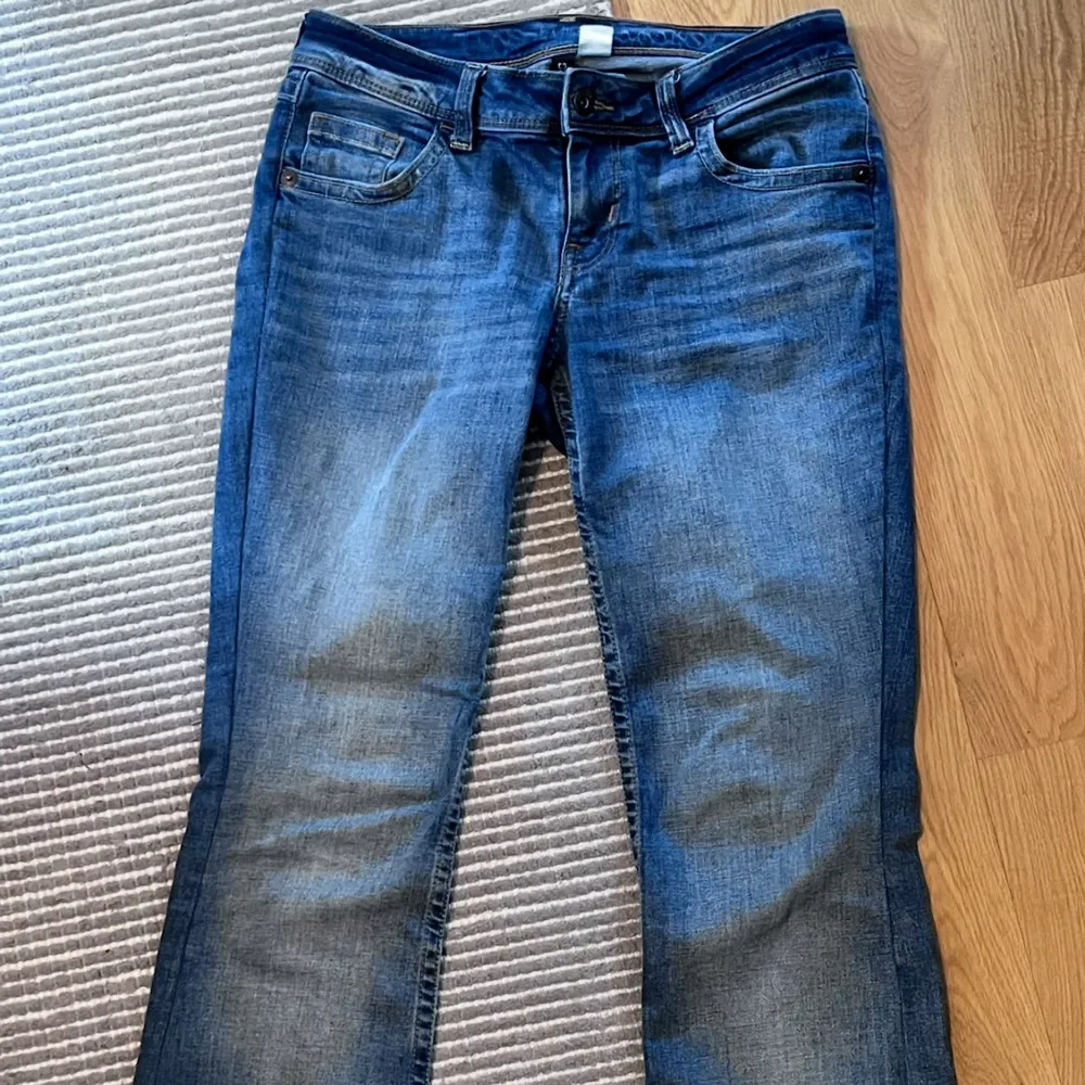 Snygga blå lågmidjade jeans från H&M. De är sydda vid låren (kolla bild) och priset kan diskuteras💕💕💕. Farkut & Housut.
