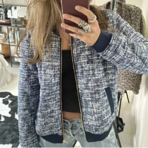 Bomberjacka  - Snygg blåvit bomberjacka med dragkedja och ribbade muddar. Jackan har ett stilrent rutigt mönster och är perfekt för en casual look. Den har långa ärmar och två fickor framtill. Nypris 700 helt ny 