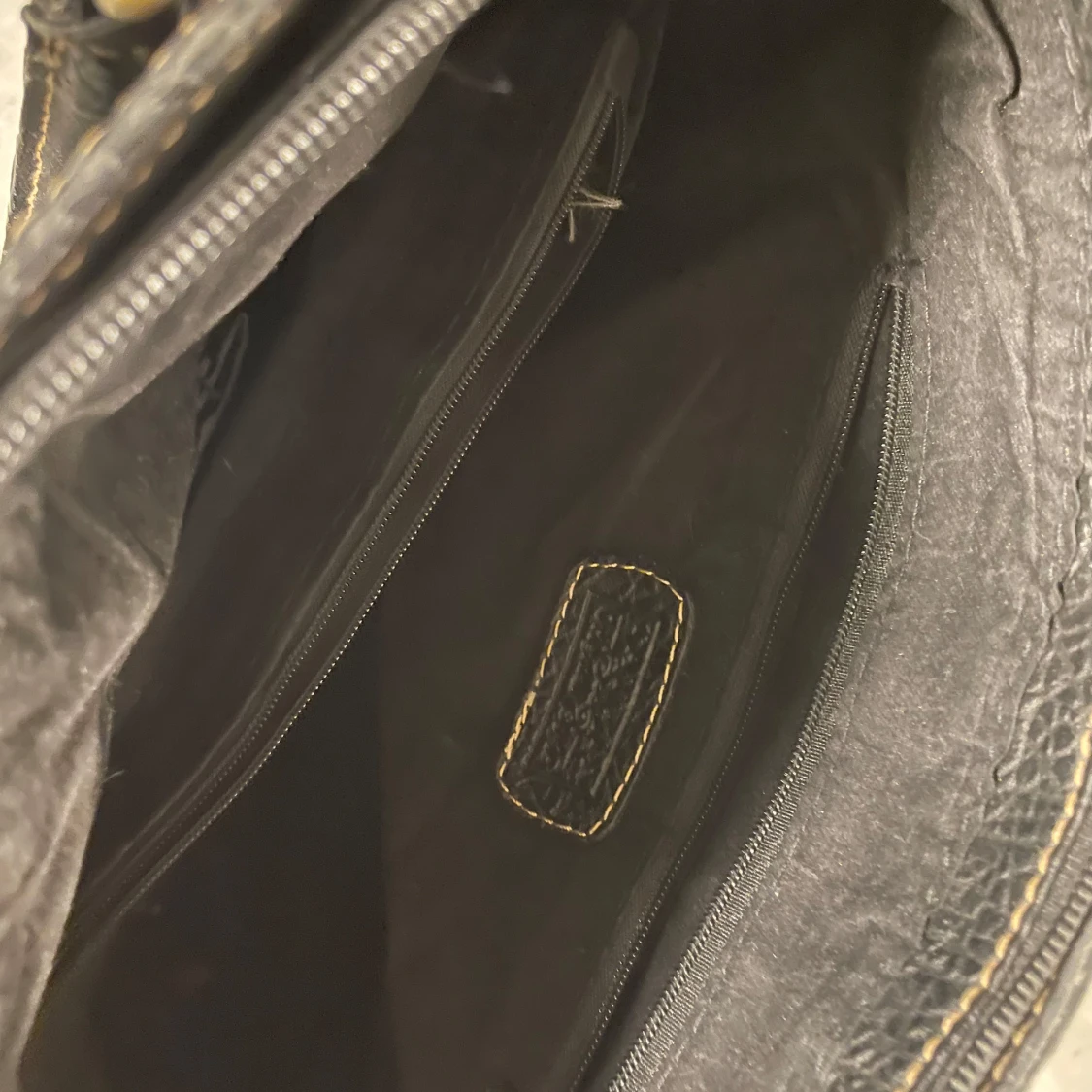 Svart axelväska med gulddetaljer - 2