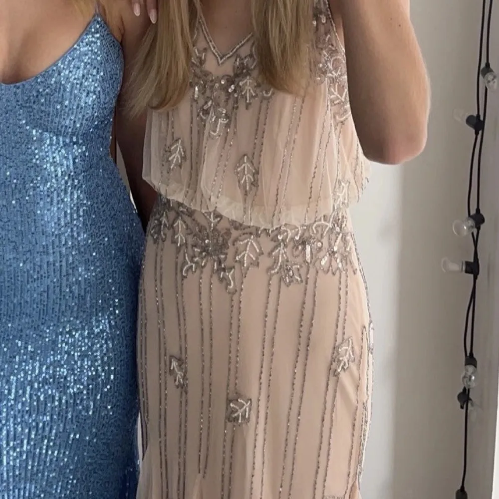 Säljer denna fina klänningen perfekt till bröllop, brudtärna och bal, den är endast använd en gång💕 hör av er vid intresse. Mekot.