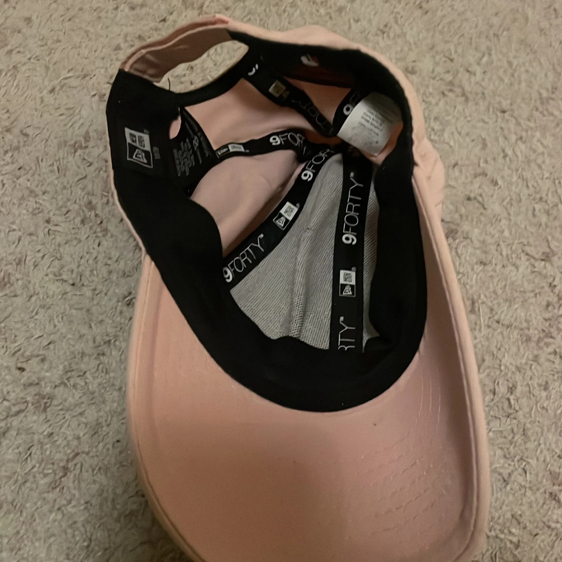 Rosa keps med broderad logga - 1