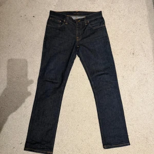  Nudie jeans - Snygga mörkblå nudie jeans med klassisk design och raka ben. Han på bilden är 185