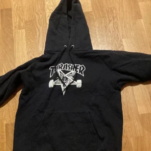 Svart hoodie från Thrasher - Hoodie från thrasher, kommer inte till användning längre 
