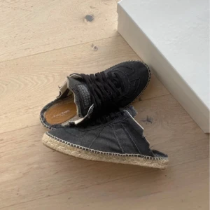 Maison Margielas  - Unika svarta Maison Margielas med en espadrillesula och snörning. Helt nya med tags. Tillkommer allt og. Storlek 44 men skulle säga passar också 42/43 också då dem är mer som sandaler. 