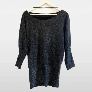 Svart glittrig tröja från KappAhl - Säljer en svart glittrig tröja från KappAhl med trekvartsärmar. Perfekt för att lysa upp vilken outfit som helst. Tröjan har en bekväm passform och är idealisk för både vardag och festliga tillfällen. ✨