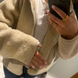 Beige teddyjacka  - Jätte söt kommer inte till användning längre storlek xs men passar även s❣️