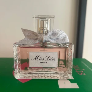 Miss Dior Parfym 50 ml - Nästan oanvänd parfym köpt för 1380. Pris kan diskuteras vid snabb affär💕