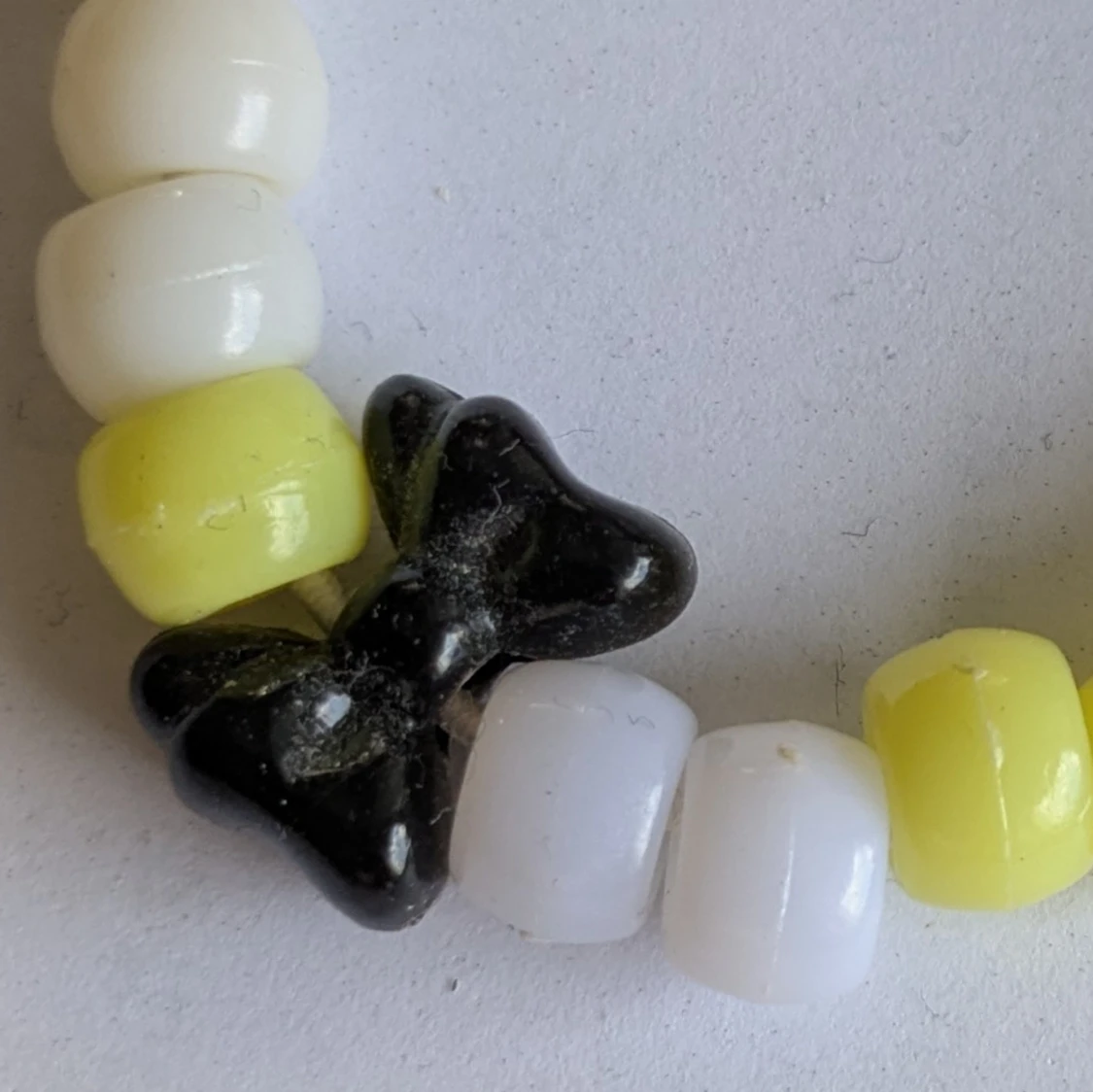 Färgglatt pärlarmband med rosett - 2