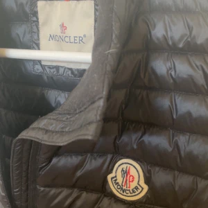 Svart dunväst från Moncler - Snygg svart dunväst från Moncler.🟦🟥strl  S.       skicka frågor vid funderingar😄.priset kan diskuteras