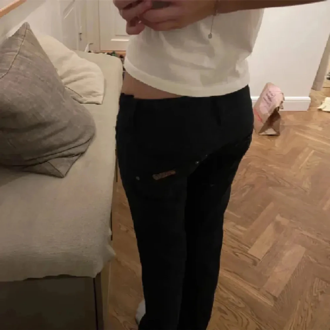 Svarta jeansbyxor med knappar