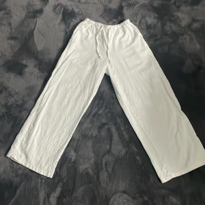 Vita linnebyxor!!🤍 - Säljer ett par vita linnebyxor från Gina Tricot. Byxorna har två fickor på båda sidorna och snören, väldigt fina! Inga märken eller fläckar på dem, som helt nya skulle jag säga🤍