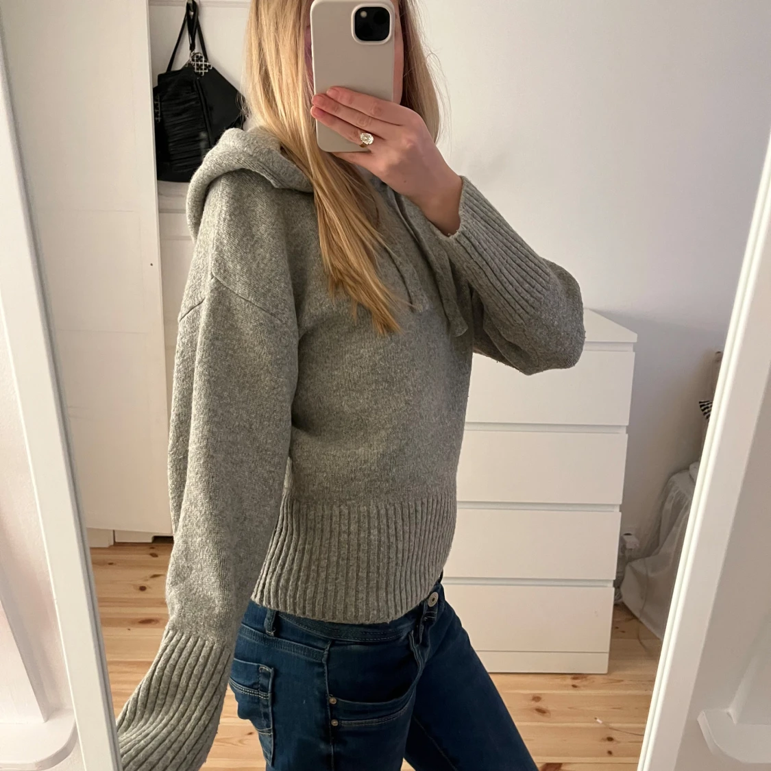 Grå stickad hoodie - 1