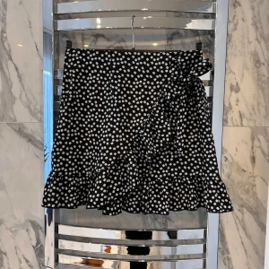 Svart blommig kjol  - Säljer en svart blommig kjol med rosett. Storlek S, köparen står för frakten!❤️ 