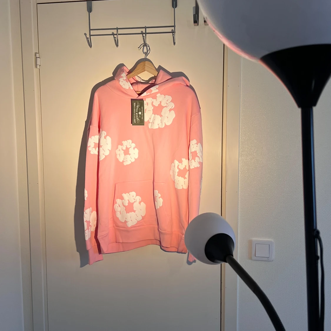 Rosa hoodie med molnmönster - 3