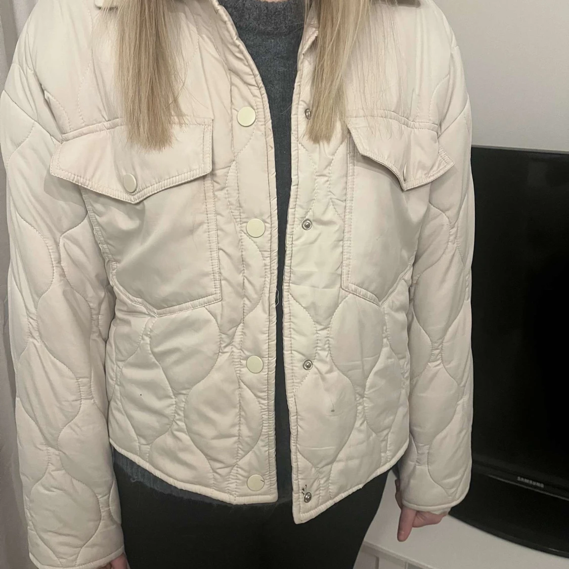 Beige quiltad jacka med knappar - 2