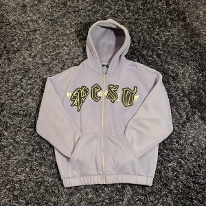  Lila zip-hoodie - Säljer en lila hoodie med dragkedja och tryck på framsidan. Hoodien har en mer baggy passform med långa ärmar och en bekväm huva. Perfekt för en avslappnad stil och för att sticka ut i mängden. Den här vissa fläckar men inte så synliga, hör av er vid minsta fundering🙌