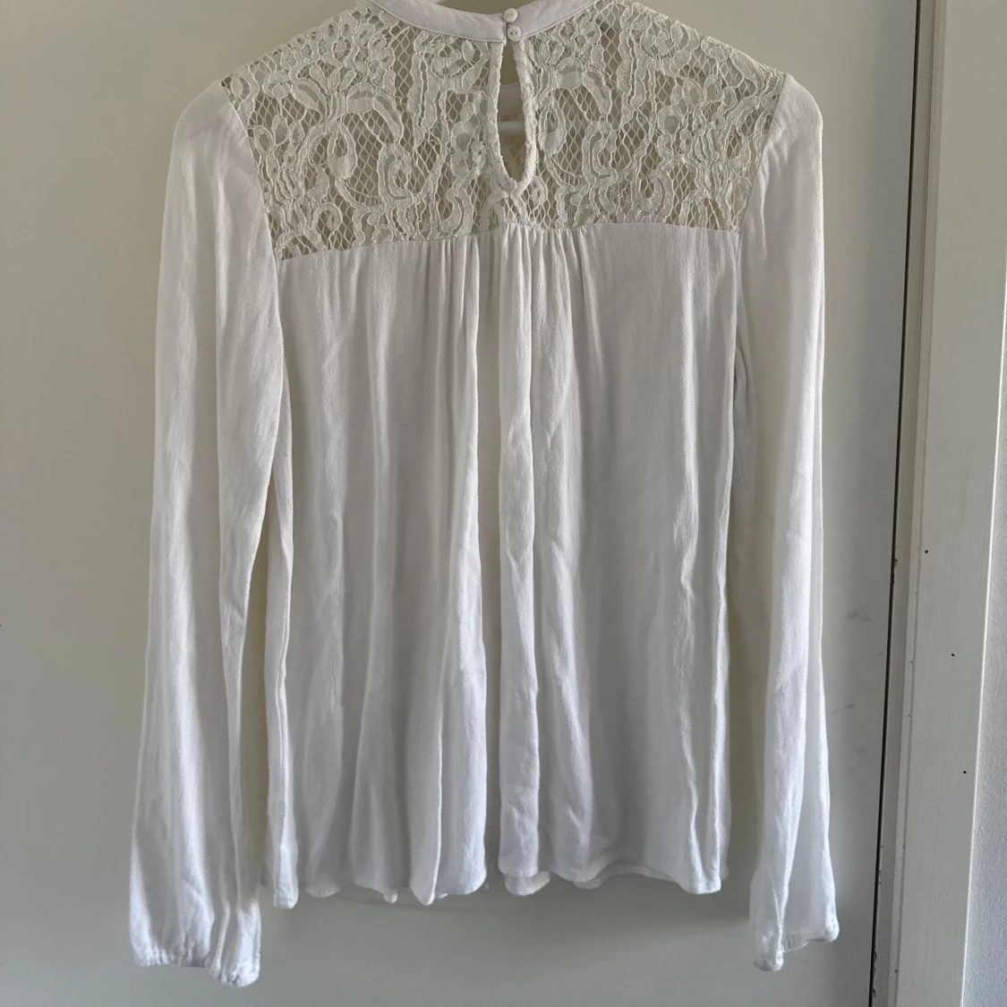 Vit blus med spetsdetaljer - 2