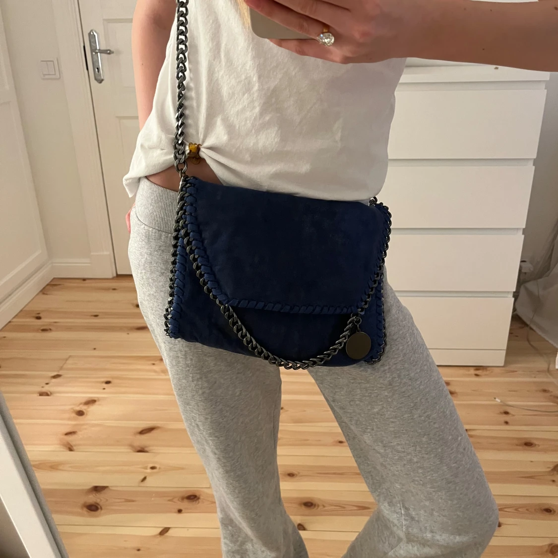 Blå axelväska med kedjedetaljer - 3