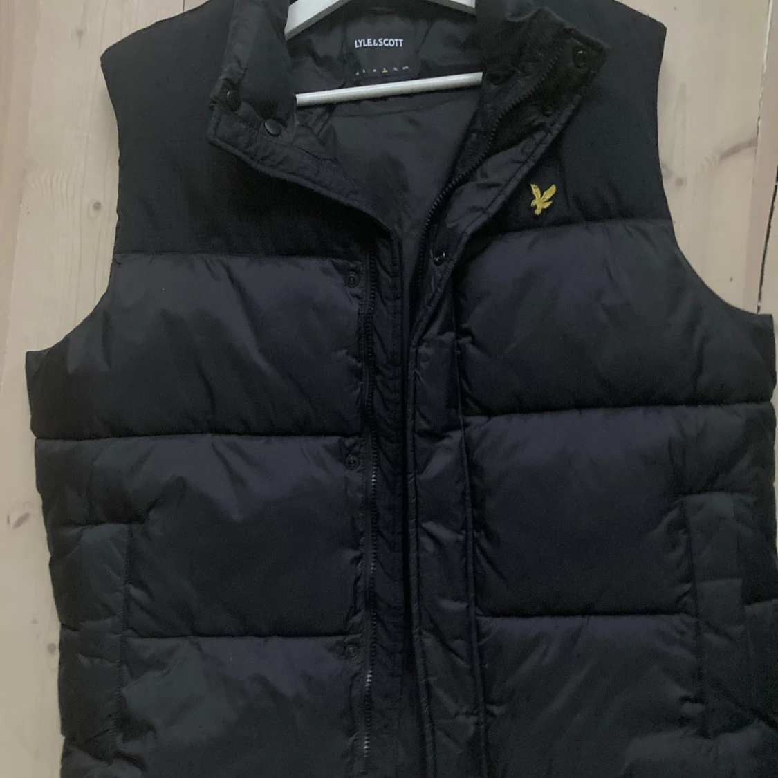 Svart dunväst från Lyle & Scott