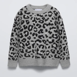 Grå leopardmönstrad tröja från Zara - Snygg grå tröja med leopardmönster i svart. Knappt använd!! tröjan är i strlk 158/164 men den är lite kort i modellen💞