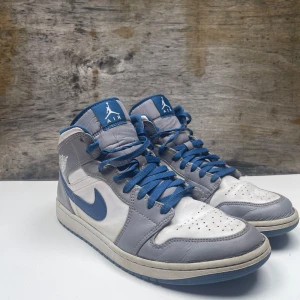 Nike Jordan one true blue - Stilrena Jordans i en unik colorway. Dessa skor är storlek 45 och kommer med ett exceptionellt bra pris. Detta exemplar fås för 349kr. Nya = 2500kr  💯