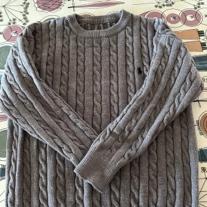 Grå tröja från Ralph Lauren S  - Säljer en grå Ralph lauren hoodie som är i storleken S och tyvärr har förlorat sin polo lapp men är äkta den har kvar några märken från lappen också. Den har ett gött mönster och är väldigt skön. Priset kan diskuteras.