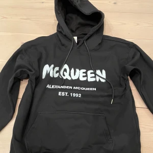 Mcqueen hoodie - Tja! Säljer denna i storlek M. Skick 10/10. Vid snabb affär kan jag gå ner i pris! Mer info i dm!