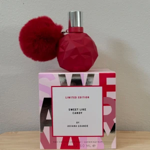 Sweet Like Candy Limited Edition - Limiterad parfym av ariana grande, som inte längre tillverkas därav priset. Uppskattningsvis 95% full. ♡ (flaskan är lite skavd på sidan under fluffbollen) Säljes för 1200kr eller högsta bud. Kan mötas upp i sthlm. 