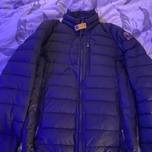 Svart dunjacka från Parajumpers - Fint skick förutom 2 små hål som man kan se på bild. Storlek XS men sitter mer som en S då parajumpers är lite större i storlek. Nypris 3999. Perfekt jacka för våren och riktig bekväm.