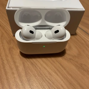 Hörlurar - Inte riktiga AirPods. Låter ändå bra. Bra skick små repor som knappast syns. Om du har funderingar är det bara att fråga. Om du har möjlighet välj Instabox då det blir smidigare för mig
