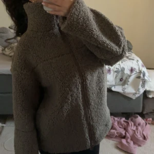 Beige teddyjacka med dragkedja - Fin populär jacka från Gina tricot, knappt använd och nästan ny. Den är lite oversize i storleken